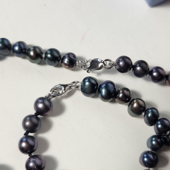 New metallic pearl necklaces, bracelet and earrings set in box - Picture 5 of 10